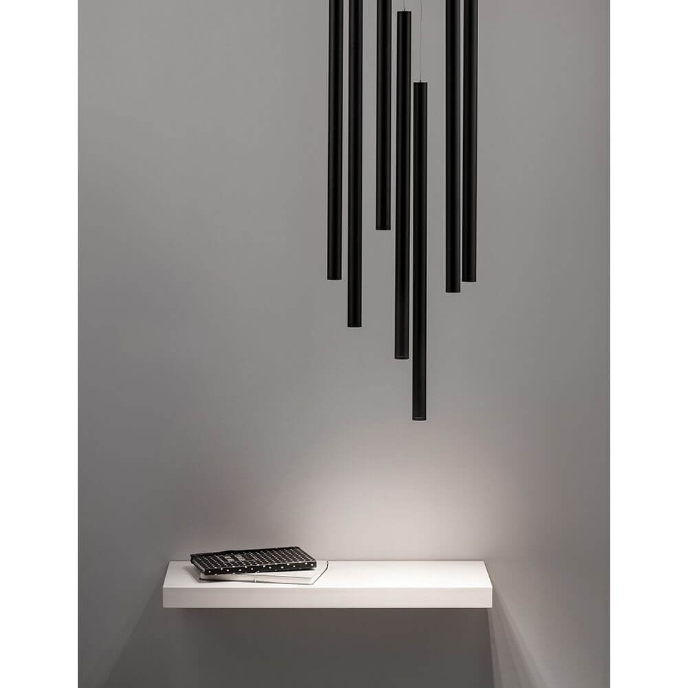 Ultrathin LED Hängeleuchte 7-flammig in modernem Design mit schwarzem Finish und schmalen Lampenschirmen.
