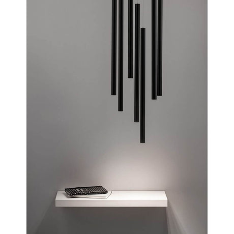 Ultrathin LED Hängeleuchte 7-flammig in modernem Design mit schwarzem Finish und schmalen Lampenschirmen.