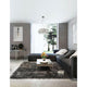 Valence Hängelampe Chrom, Kristall in modernem Wohnzimmer mit schwarzem Sofa und eleganter Tischdekoration.