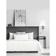 Valencia Wandlampe mit LED Leselampe über einem modernen Bett in einem stilvollen Schlafzimmer.