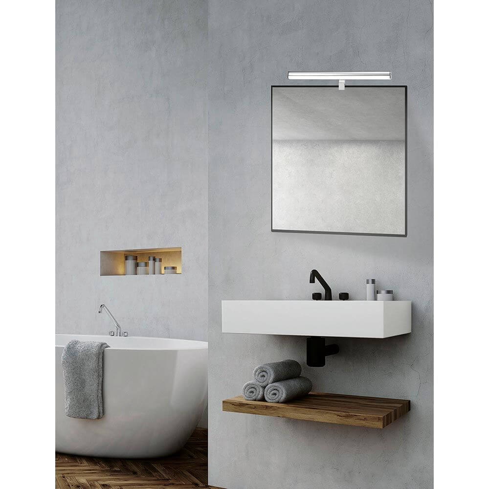 Moderne Badezimmeransicht mit Vanese Metall LED Badleuchte über einem Waschbecken und Spiegel.