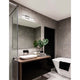 Moderne Badezimmer mit Vanese LED Wandlampe IP44 in Chrom, stilvolles Design und elegante Atmosphäre.