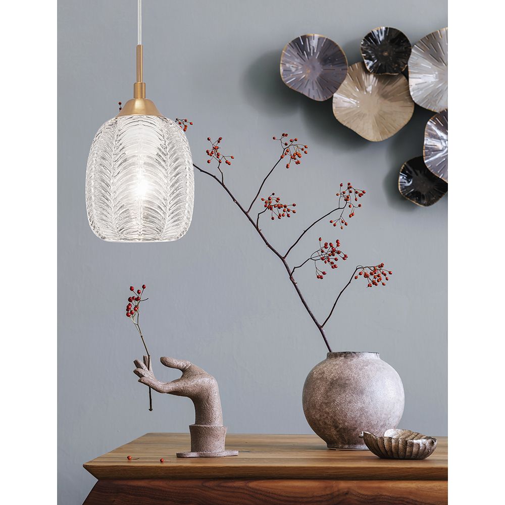 Nova Luce Vario Glas Pendelleuchte in Klar mit goldenem Detail über stilvollem Tisch und dekorativen Elementen.