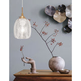 Nova Luce Vario Glas Pendelleuchte in Klar mit goldenem Detail über stilvollem Tisch und dekorativen Elementen.