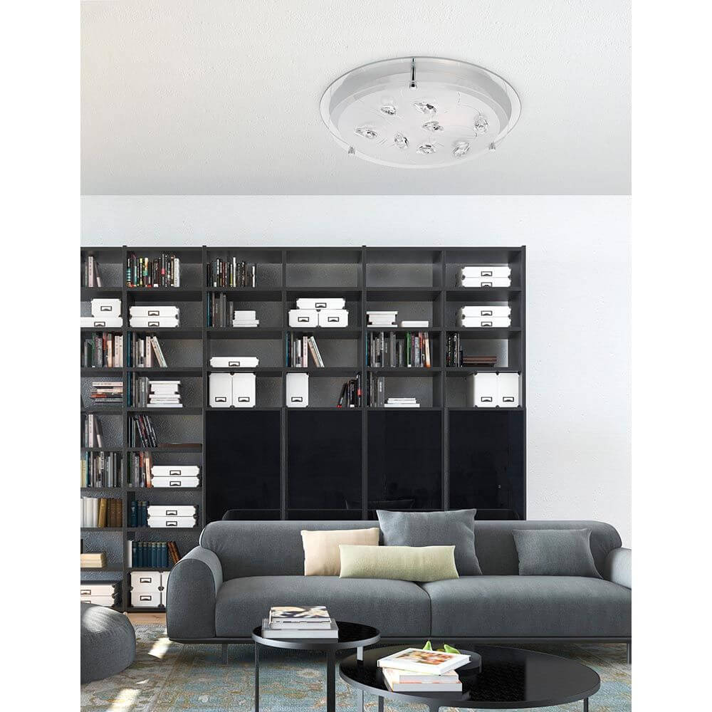 Vedere Kristall-Deckenlampe Chrom Glas im modernen Wohnzimmer mit Bücherregal