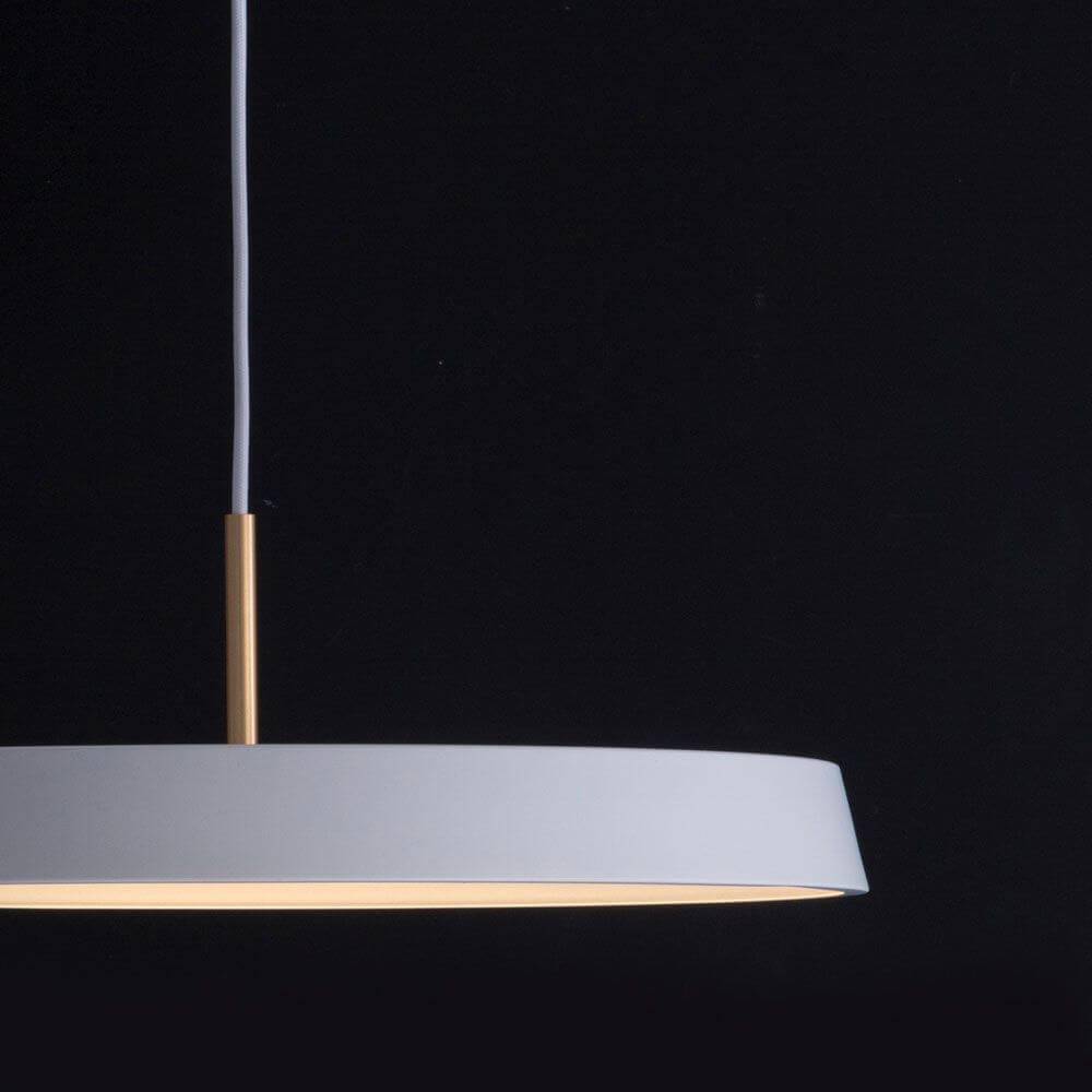 Vetro Pendelleuchte Vintage-Look 50cm in modernem Design mit weißem Schirm und goldener Aufhängung.
