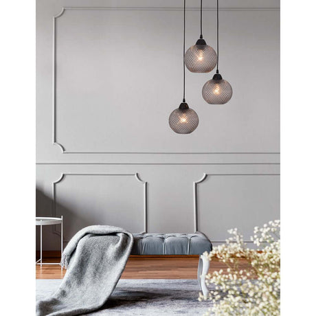 Vienti 3-pære glas pendellampe over en elegant stue med en grå sofa og på væggen.
