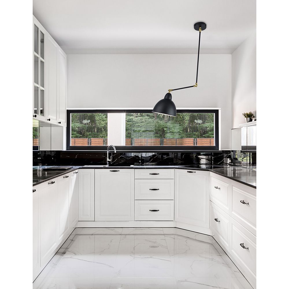 Moderne Küche mit Virgo Hängelampe in Schwarz, ideal für stilvolle Beleuchtung.