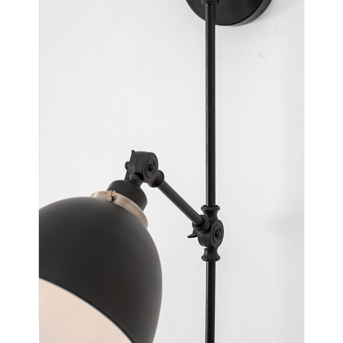 Nova Luce Virgo verstellbare Wandleuchte schwarz mit kugelförmigem Schirm und flexiblem Arm