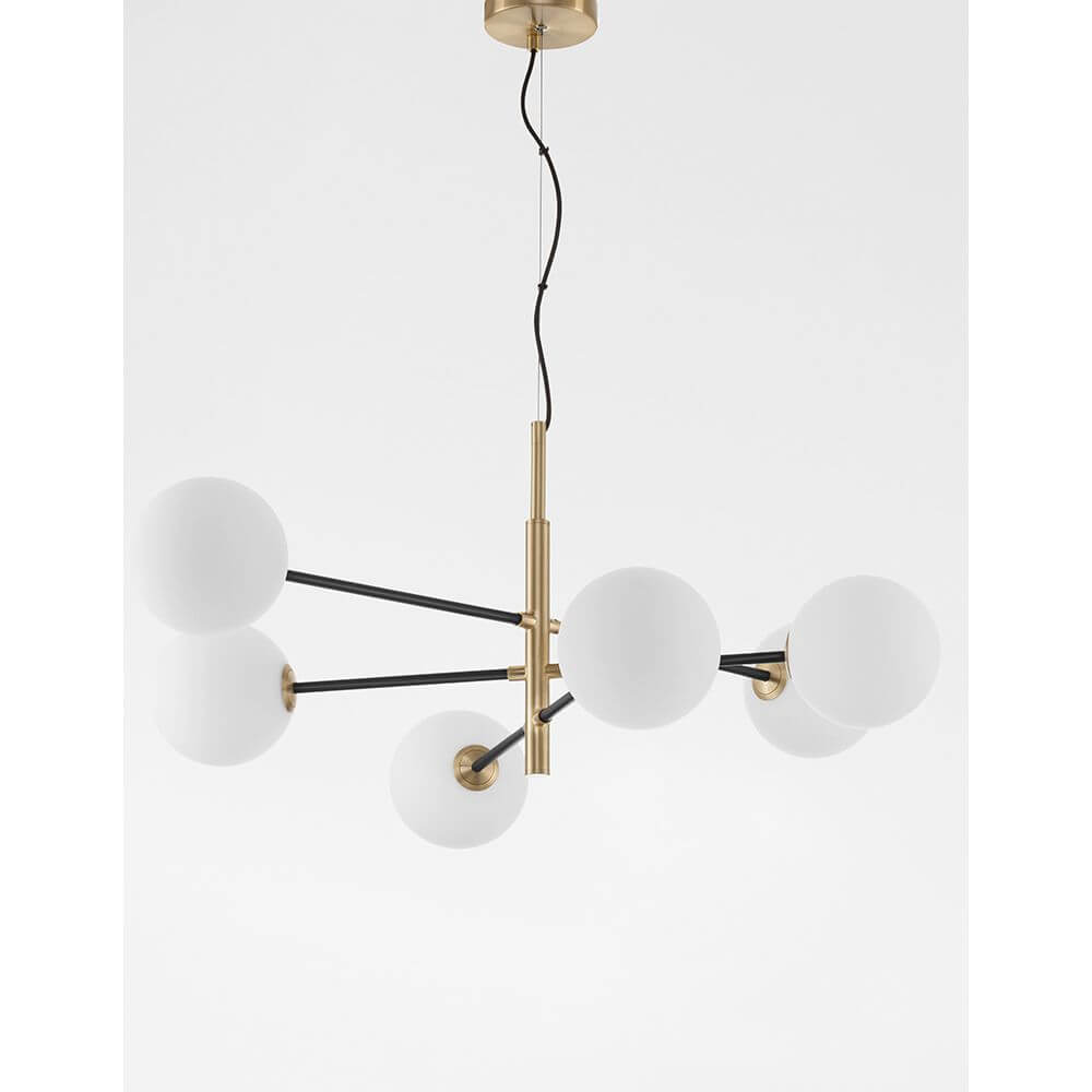 Alt Tag: Vitra Hängeleuchte 6-flg. Gold, Weiß – elegante Pendelleuchte mit gold-satiniertem Metall und mattweißen Glas-Kugeln, ideal über Essplatz