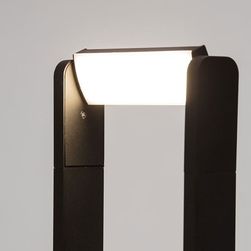 Volver Pilona LED orientable negra