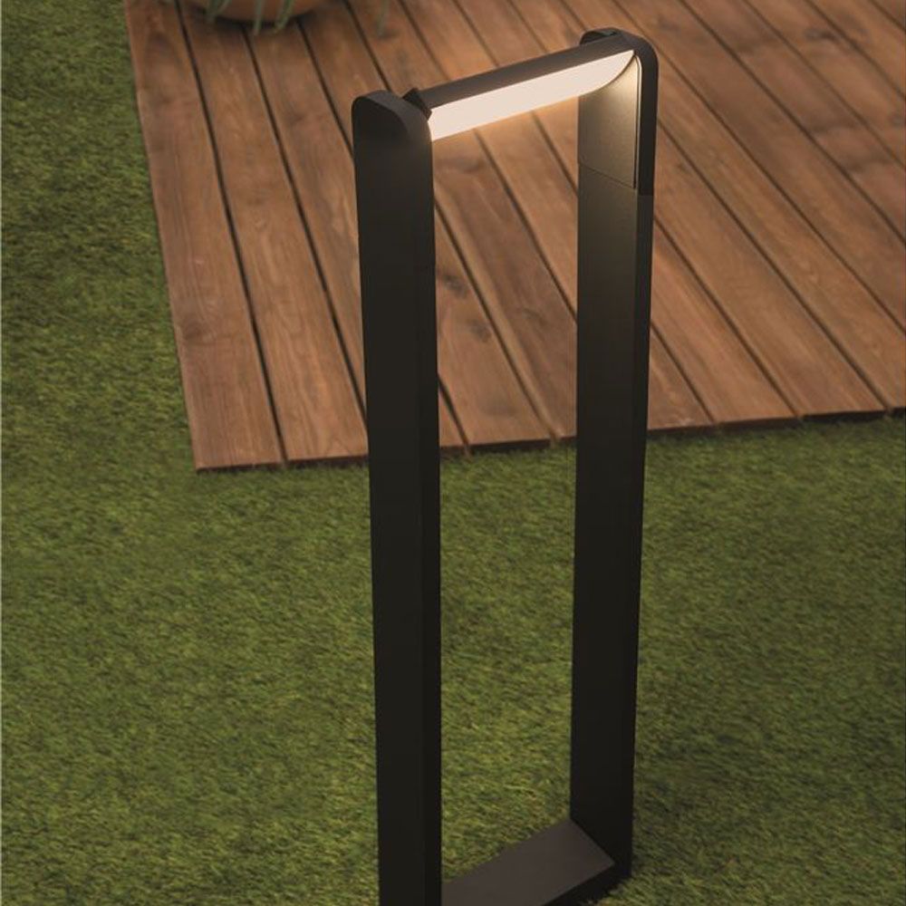 Volver Pilona LED orientable negra