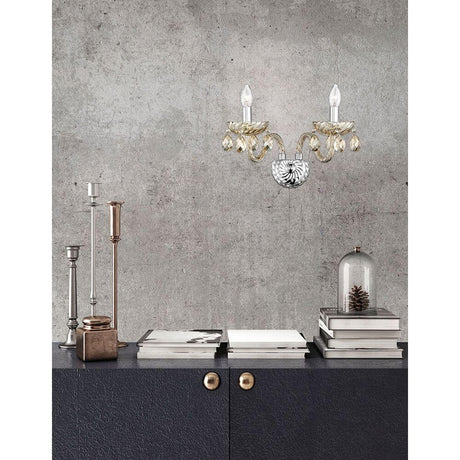Applique en verre Zeno à 2 lampes champagne sur un mur au-dessus d'une étagère moderne avec des bougeoirs et des livres.