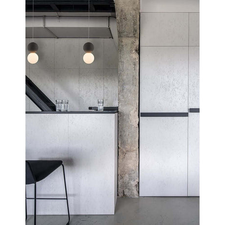 Zero Kugel Hängelampe Beton, Glas - moderne Pendelleuchte mit schwarzem Betongehäuse und weißem Opalglas