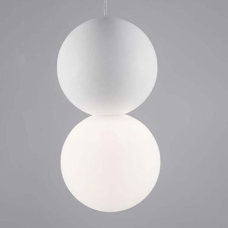 Nova Luce Zero Pendelleuchte Rund mit zwei schlichten, weißen, runden Lampenschirmen.