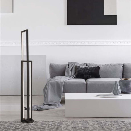 Zesiro LED Stehlampe Dimmbar Schwarz im modernen Wohnzimmer mit grauem Sofa und minimalistischer Dekoration.