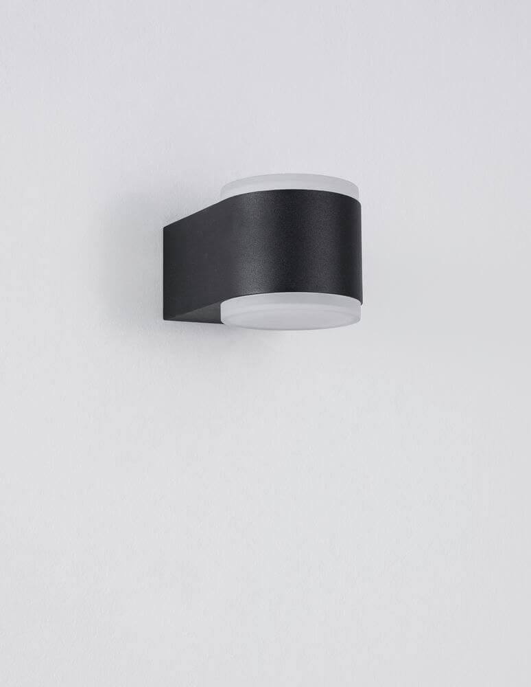 Nus LED Außenwandleuchte 3000K Up & Down Anthrazit IP54 an einer Wand montiert.