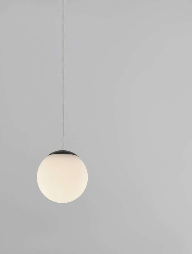 Nuvole LED Pendelleuchte Ø 13cm 3000K Schwarz, Weiß im modernen Design mit Kugel aus Milchglas.