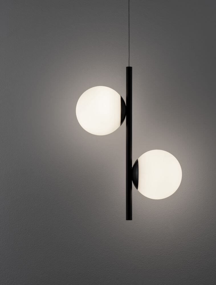 Nuvole LED Pendelleuchte 2-flammig 3000K Schwarz, Weiß mit opalen Glaskugeln und modernem Design.