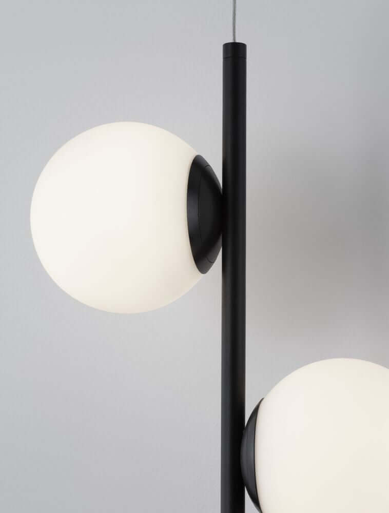 Nuvole LED Pendelleuchte 2-flammig 3000K Schwarz, Weiß mit opalen Glaskugeln und modernem Design.