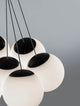 Nuvole LED Pendelleuchte 7-flammig Ø 36cm 3000K Schwarz, Weiß mit modernen Milchglasschalen.