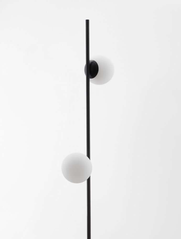 Nuvole LED Stehlampe 3000K Schwarz, Weiß mit modernen Opalglaskugeln und elegantem Design.