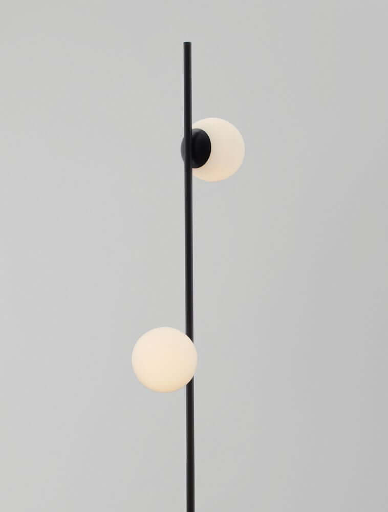 Nuvole LED Stehlampe 3000K Schwarz, Weiß - elegante Stehlampe mit modernen Opal Glaskugeln.
