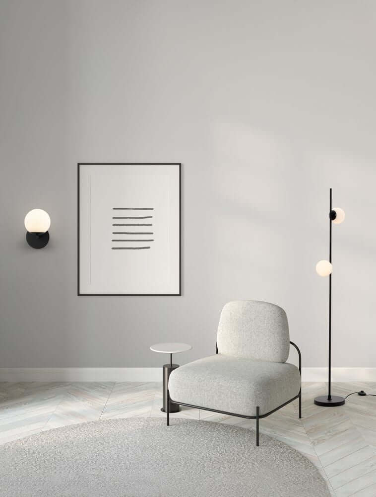Elegantes Wohnzimmer mit Nuvole LED Wandleuchte 3000K Schwarz, Weiß, moderner Stuhl und Stehleuchte.