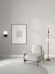 Elegantes Wohnzimmer mit Nuvole LED Wandleuchte 3000K Schwarz, Weiß, moderner Stuhl und Stehleuchte.