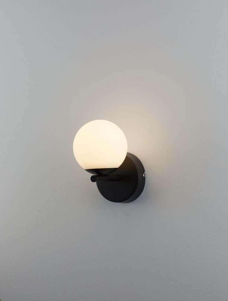 Nuvole LED Wandleuchte 3000K Schwarz, Weiß an einer Wand montiert mit opalem Glas und schwarzem Finish.