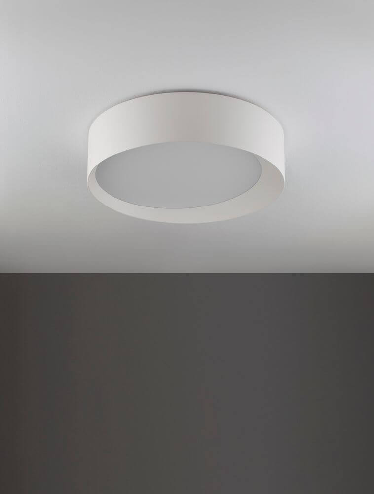 Oby LED Deckenleuchte Ø 45cm 3000K in minimalistischer Raumgestaltung, weißes Acryl kombiniert mit Aluminium.