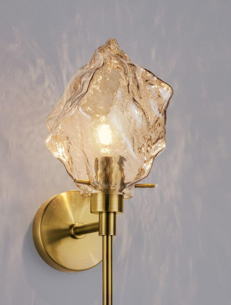 Applique Odelle Or, Ambre : élégante applique murale artisanale en verre soufflé bouche, en or et ambre.