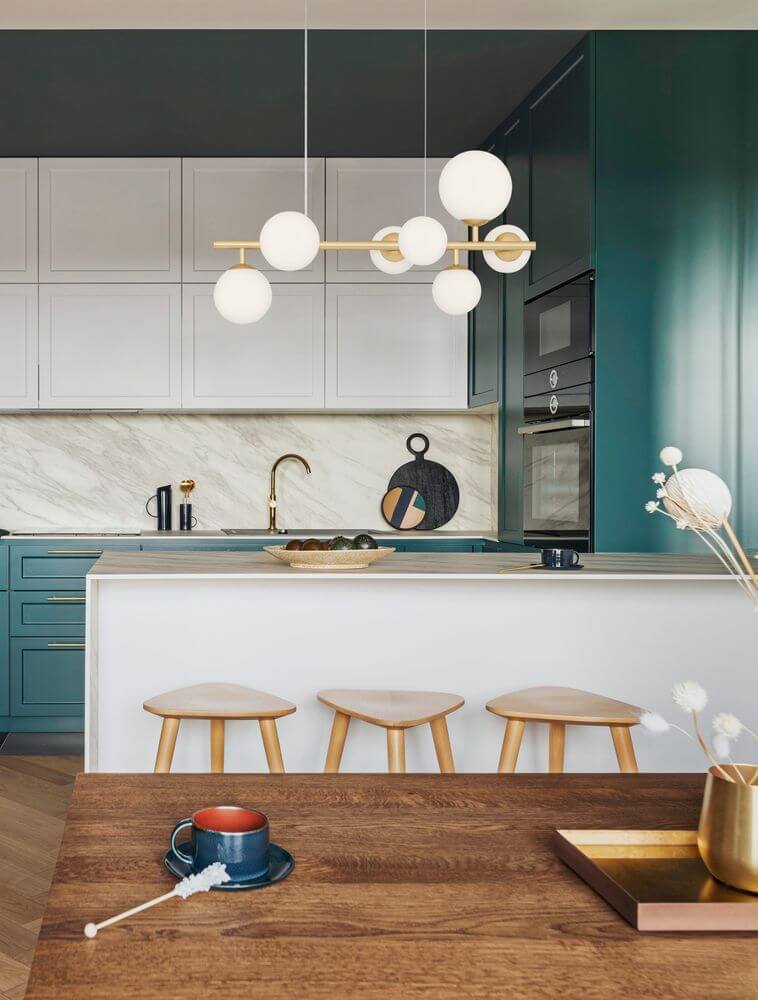Moderne Küche mit Odillia Pendelleuchte G9 7-flammig über Esstisch und eleganter Holzoberfläche.