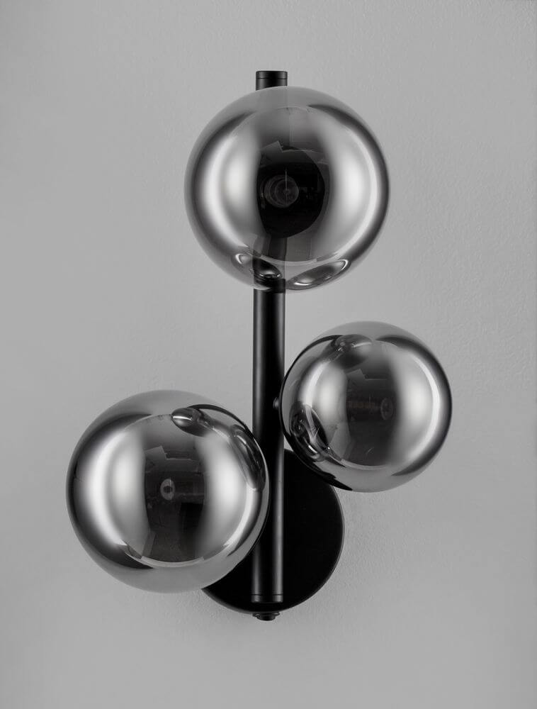 Odillia Wandleuchte G9 3-flammig mit drei kugelrunden Details in edlem Design.