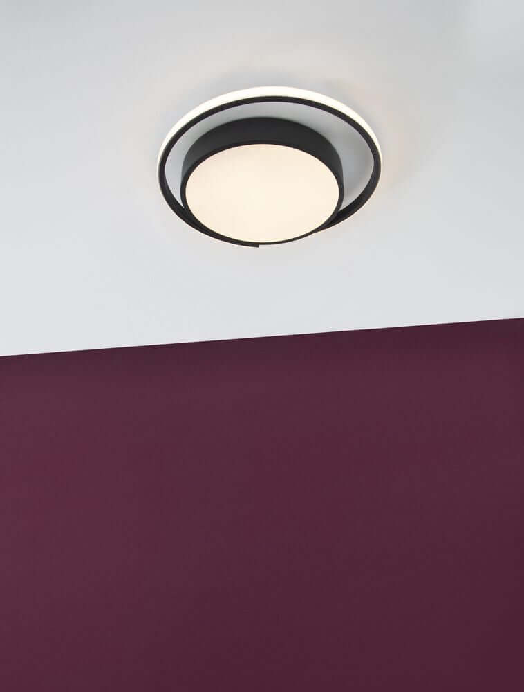 Odrey LED Deckenleuchte Ø 40cm 3000K an der Decke montiert, elegantes Design in einem modernen Raum.