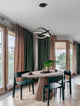Odrey LED Pendelleuchte Ø 50cm 2700, 3500, 5000K über runden Esstisch in modernem Esszimmer mit Holzfuß, grünen Stühlen und großen Fenstern