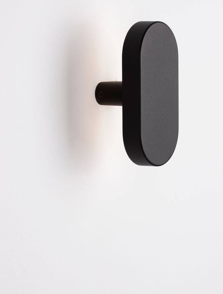 Ofir LED Außenwandleuchte 3000K Schwarz IP54 an einer Wand montiert, elegantes Design, warmweißes Licht.