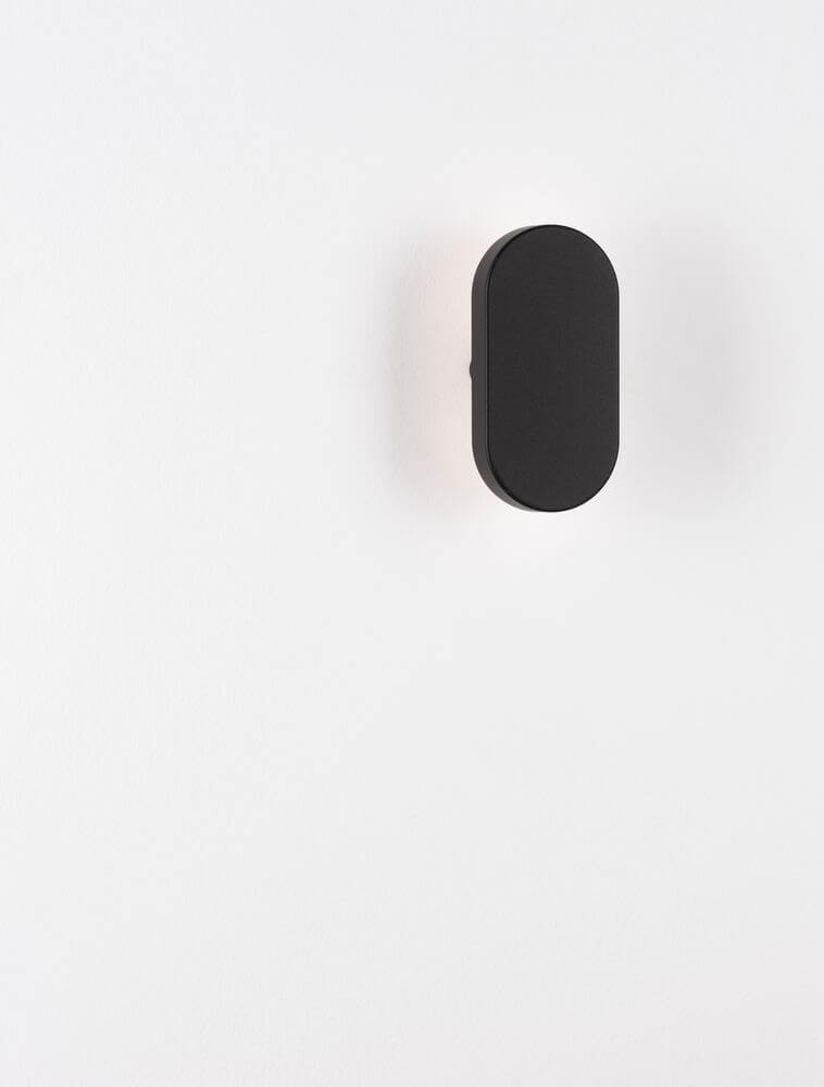 Ofir LED Außenwandleuchte 3000K Schwarz IP54 an einer weißen Wand montiert.