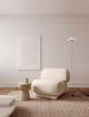 Olea LED Deckenleuchte Ø 35cm 3000K Netzstecker Weiß,Schwarz über einem modernen Scandi-Chic-Sofa.