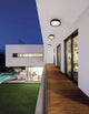 Oliver LED Außenwandleuchte 3000K IP65 an moderner Hausfassade, runde Wand-/Deckenleuchten an Balkonüberdachung, wetterfestes Design