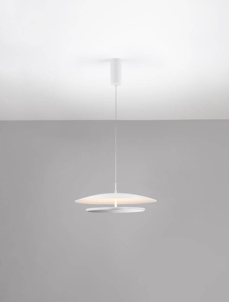 Olos LED Pendelleuchte 3000K Weiß,Chrom in modernem Design an einer Decke montiert.