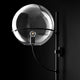 Oluce Kugelglas Außen-Wandlampe Lyndon Schwarz an schwarzer Wand, moderne Beleuchtung.
