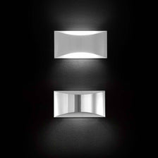 Oluce LED applique murale Kelly blanche au design moderne, deux luminaires élégants sur un mur sombre.