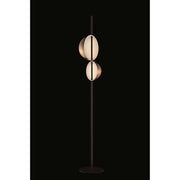 Oluce LED Stehleuchte Superluna Schwarz mit modernem Design und eleganter Form auf schwarzem Hintergrund.