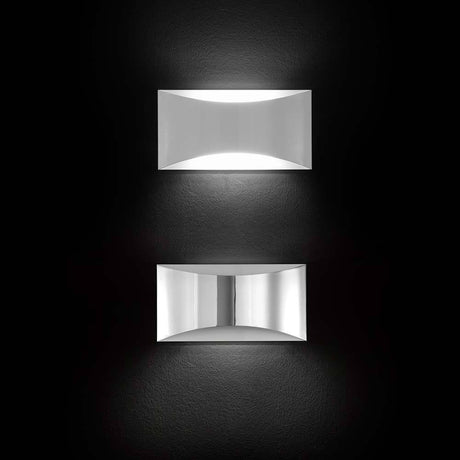 Oluce LED Wandlampe Kelly Chrom in elegantem Design und Chrom-Finish an der Wand montiert.
