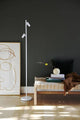Omari LED Stehlampe in einem modernen Wohnraum, elegante nordische Linien, minimalistische Beleuchtung.