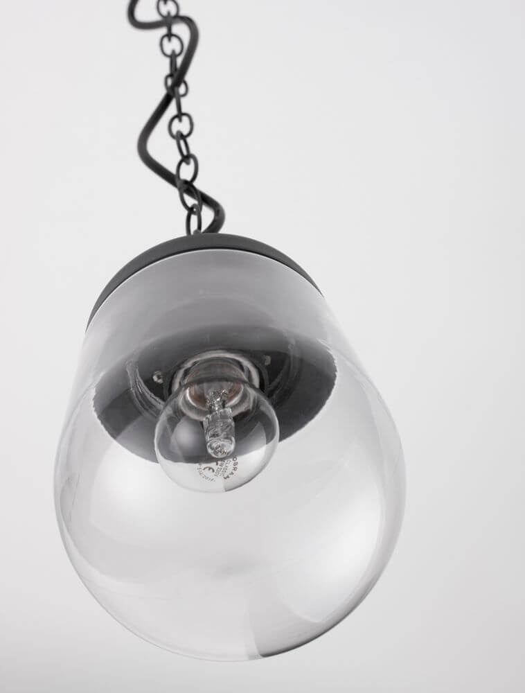 Omika Außenhängeleuchte Dunkelgrau IP54 mit einem modernen Glasdesign und einer E27 Fassung für Leuchtmittel.