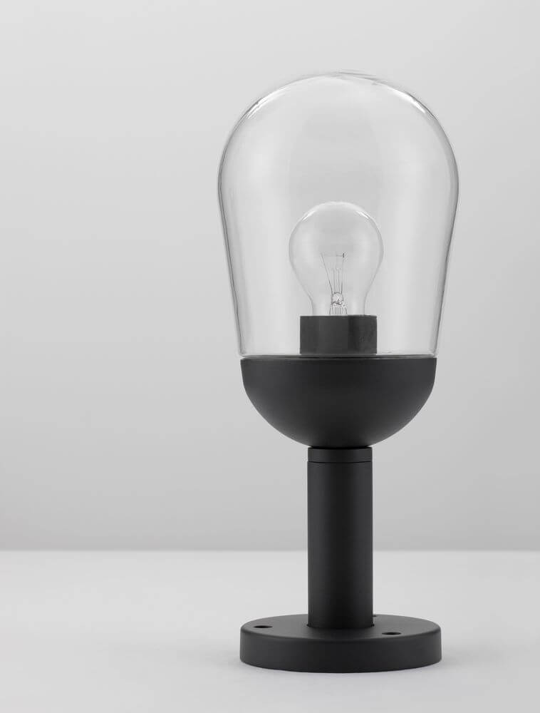 Omika Außensockelleuchte Dunkelgrau IP54 mit klarem Glas und modernem Design für Außenbereiche.