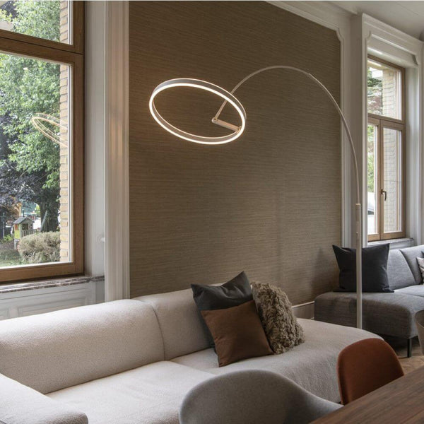 One Bow LED Ring Bogenlampe als moderne Bogenstehleuchte mit ringförmigem Leuchtenkopf im Wohnraum