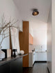 Onia Deckenleuchte E27 Ø 29cm im modernen Kücheninterieur mit minimalistischer Einrichtung.